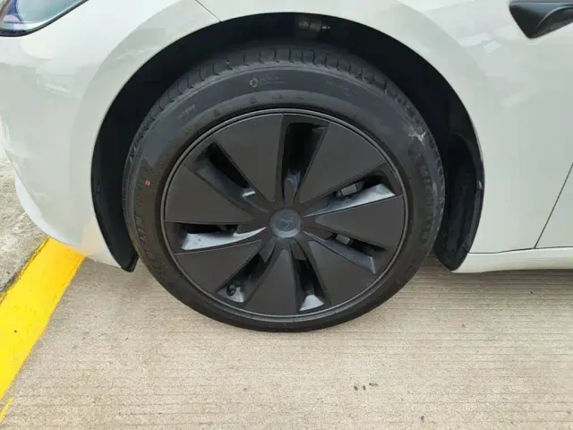 Tesla Model 3 — Фото автомобиля 22