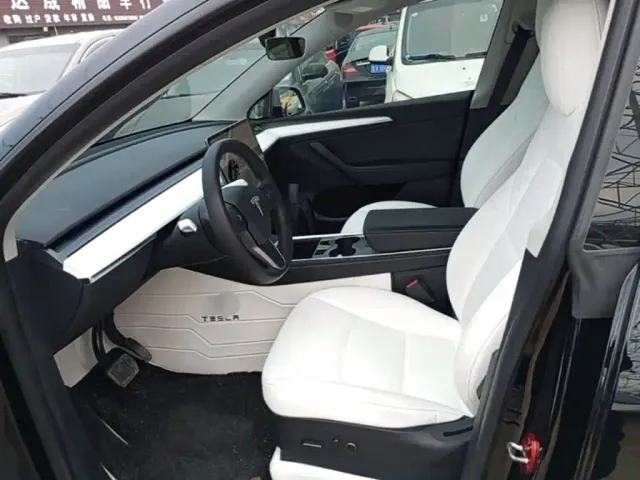 Tesla Model Y — Фото автомобиля 14