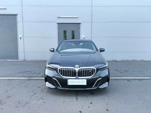 BMW i5 — Фото автомобиля 2