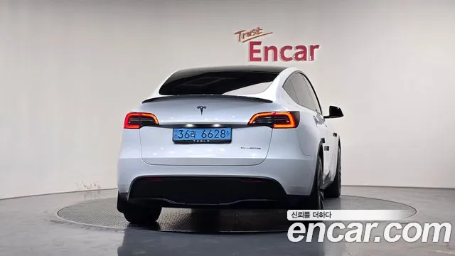 Tesla Model Y — Фото автомобиля 4