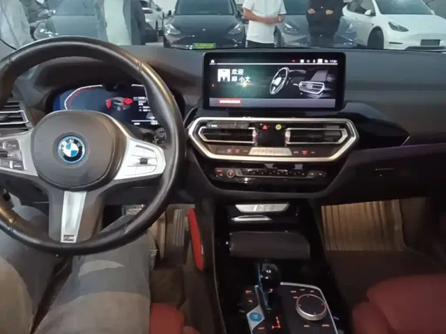 BMW iX3 — Фото автомобиля 9