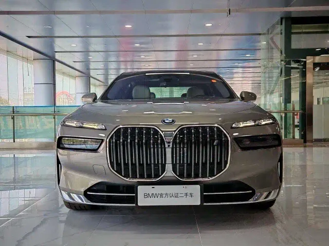 BMW i7 — Фото автомобиля 2