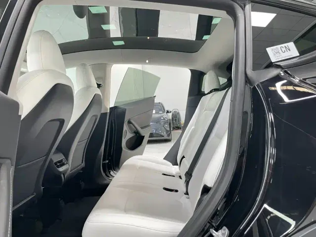 Tesla Model Y — Фото автомобиля 8