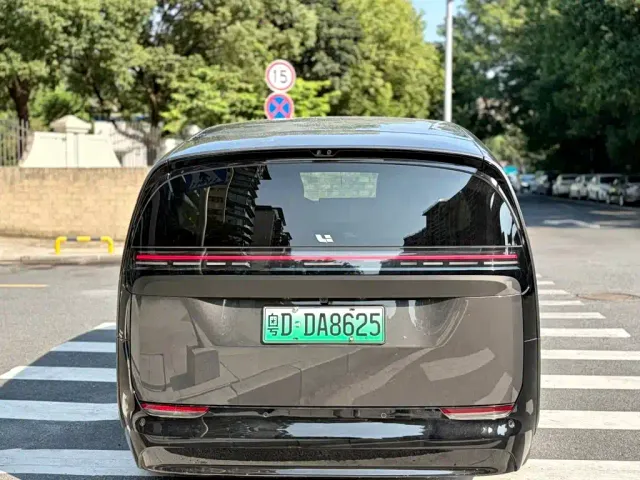 Li Auto MEGA — Фото автомобиля 3
