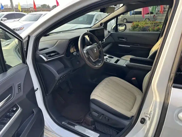 Toyota Sienna — Фото автомобиля 7
