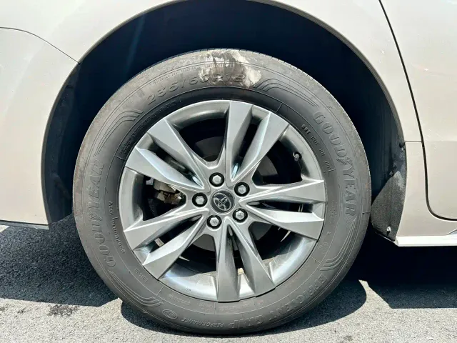 Toyota Sienna — Фото автомобиля 9