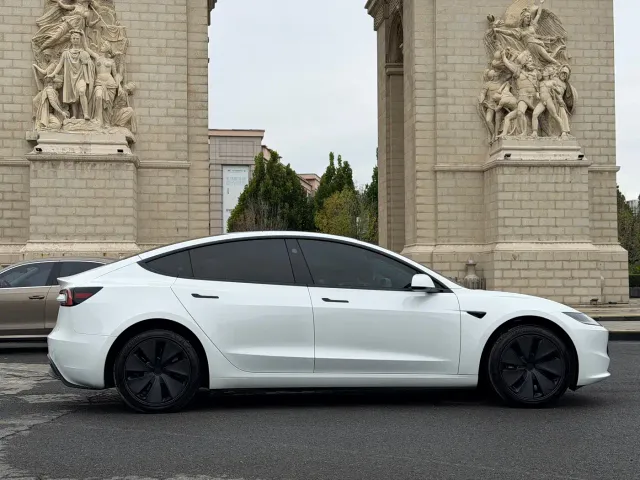 Tesla Model 3 — Фото автомобиля 14