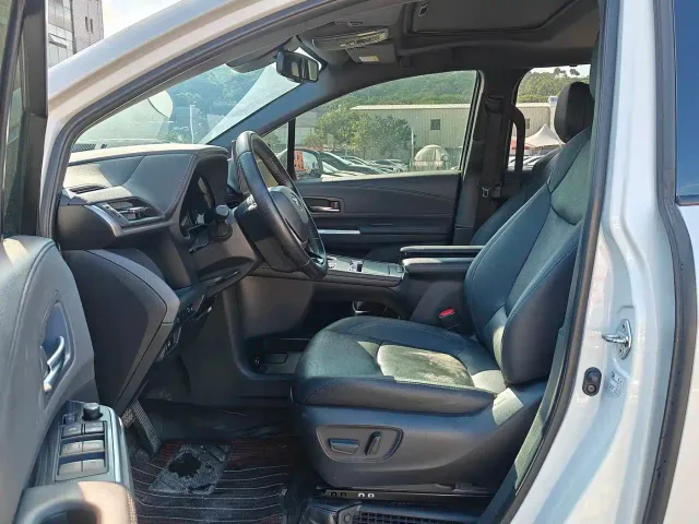 Toyota Sienna — Фото автомобиля 10