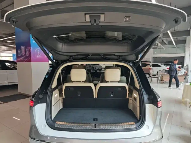Nio ES8 — Фото автомобиля 18