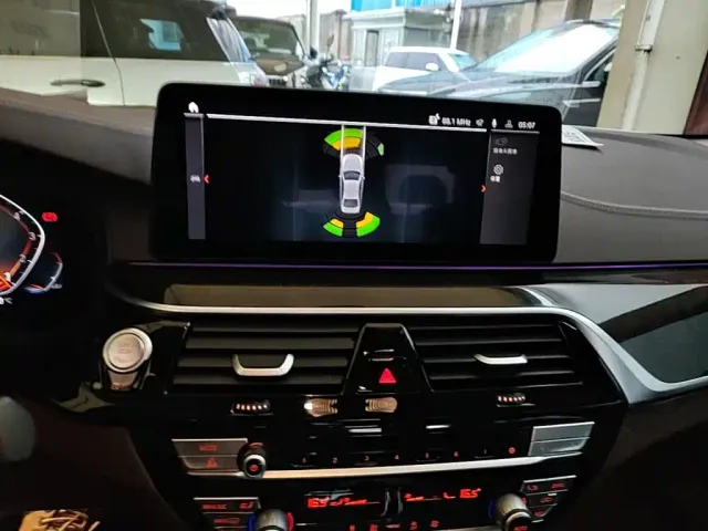 BMW 5 Series — Фото автомобиля 12