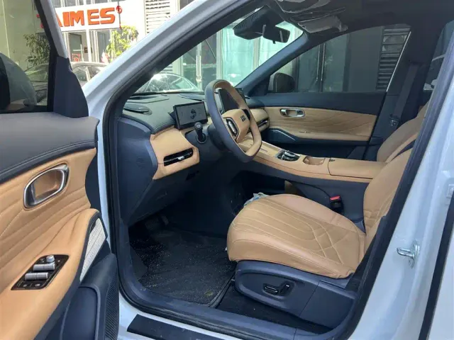 Geely Galaxy Starship 7 EM-i — Фото автомобиля 4