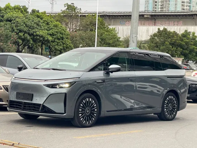 Xpeng X9 — Фото автомобиля 2