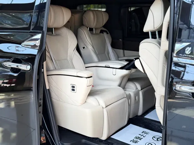 Toyota Alphard — Фото автомобиля 12