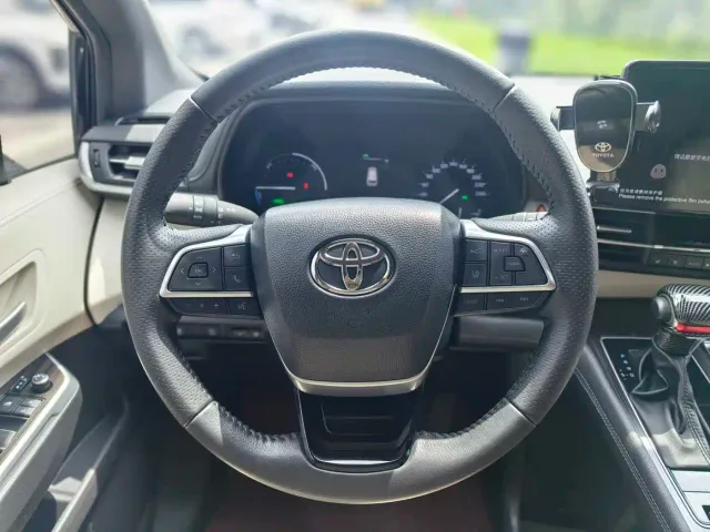 Toyota Sienna — Фото автомобиля 13