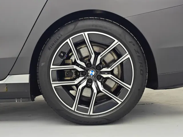 BMW i7 — Фото автомобиля 12