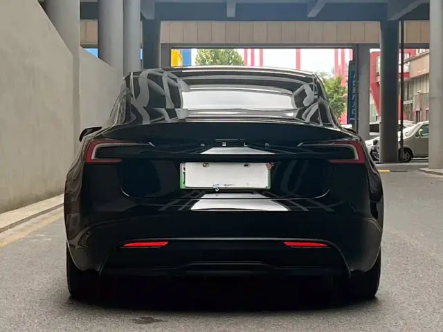 Tesla Model 3 — Фото автомобиля 2