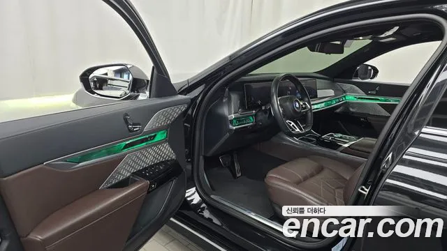 BMW 7 Series G70 — Фото автомобиля 10