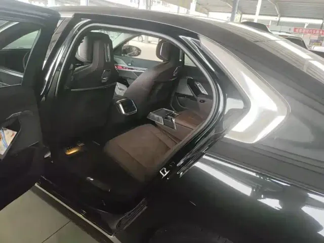 BMW 7 Series — Фото автомобиля 10