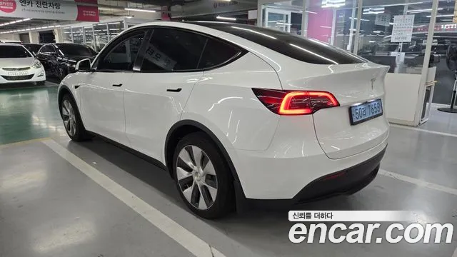 Tesla Model Y — Фото автомобиля 9