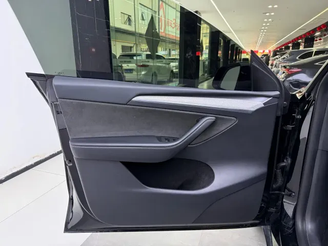 Tesla Model Y — Фото автомобиля 8