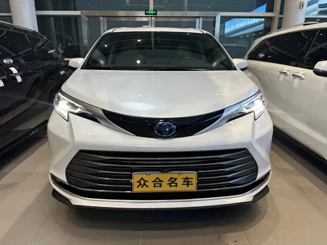 Toyota Sienna — Фото автомобиля 2