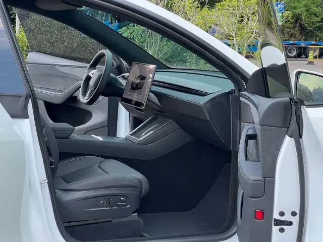 Tesla Model Y L — Фото автомобиля 12
