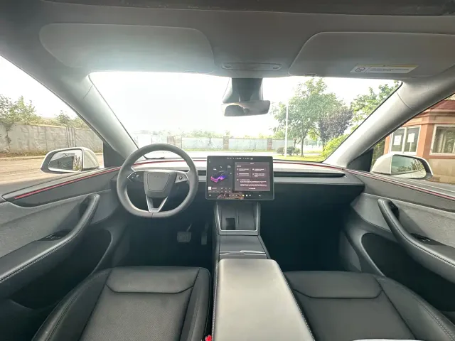 Tesla Model Y — Фото автомобиля 8