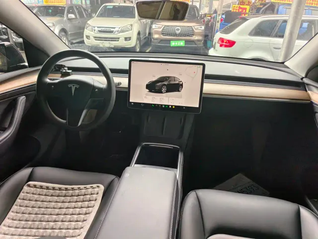 Tesla Model Y — Фото автомобиля 5