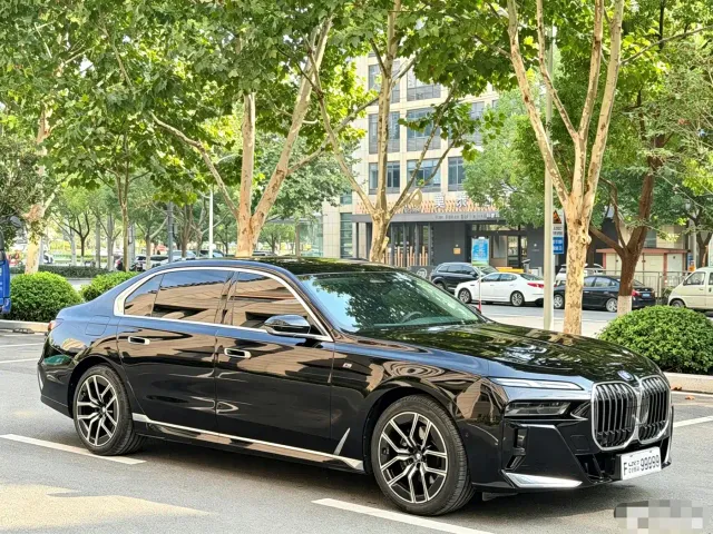 BMW 7 Series — Фото автомобиля 3