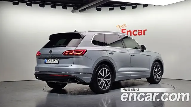 Volkswagen Touareg 3rd Gen — Фото автомобиля 2