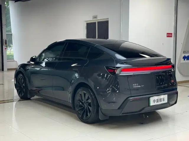 Tesla Model Y — Фото автомобиля 24