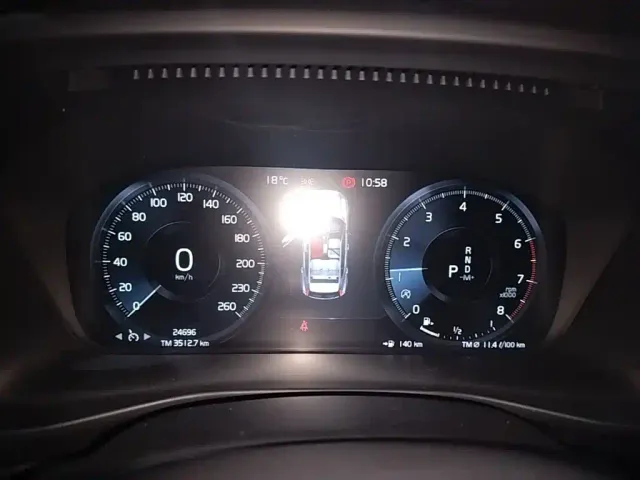 Volvo XC40 — Фото автомобиля 7