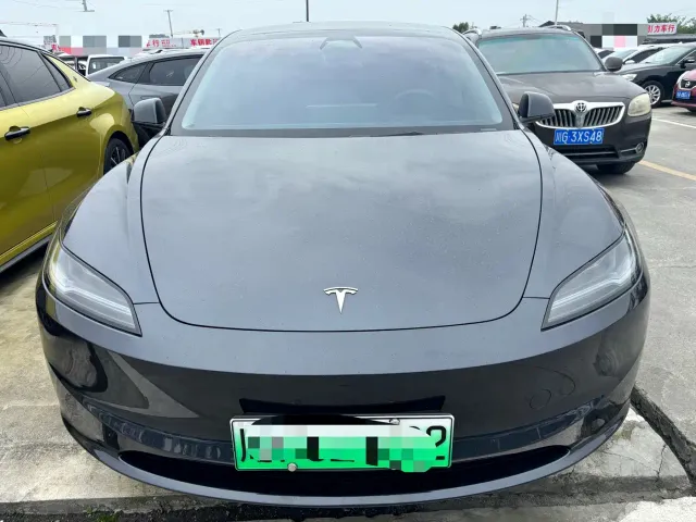 Tesla Model 3 — Фото автомобиля 2
