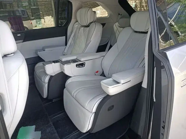 Xpeng X9 — Фото автомобиля 16
