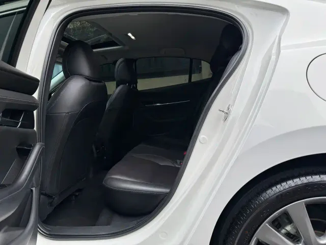 Mazda Axela — Фото автомобиля 6