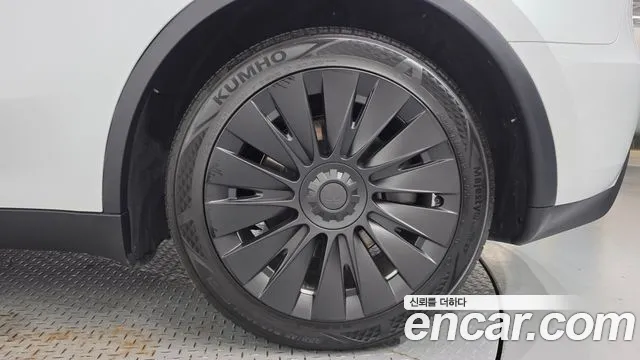 Tesla Model Y — Фото автомобиля 19