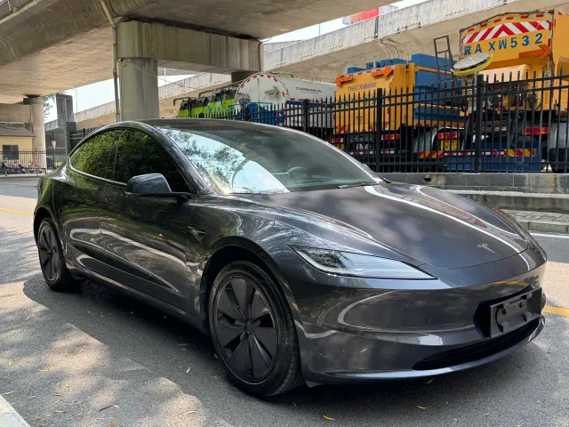 Tesla Model 3 — Фото автомобиля 3