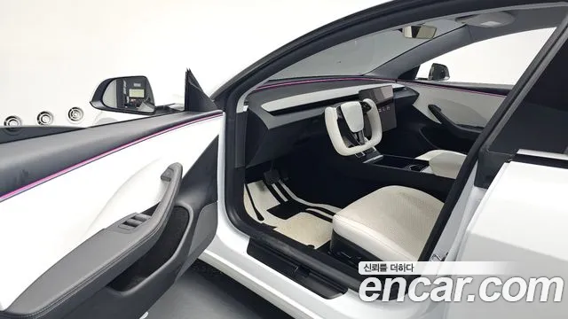 Tesla Model 3 — Фото автомобиля 10