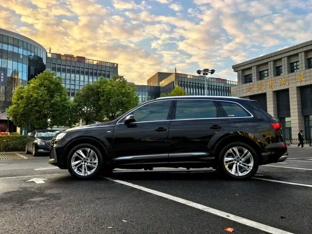 Audi Q7 — Фото автомобиля 2