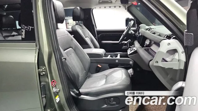 Land Rover Defender — Фото автомобиля 12