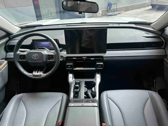 Toyota RAV4 — Фото автомобиля 7