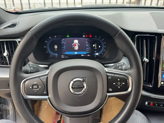 Volvo XC60 — Фото автомобиля 7