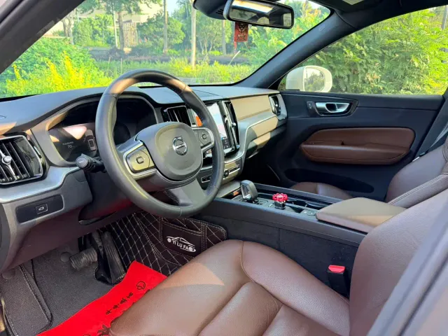 Volvo XC60 — Фото автомобиля 5