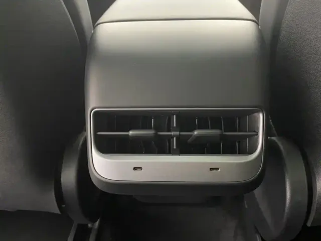 Tesla Model Y — Фото автомобиля 27