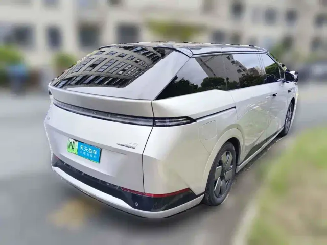 Xpeng X9 — Фото автомобиля 2