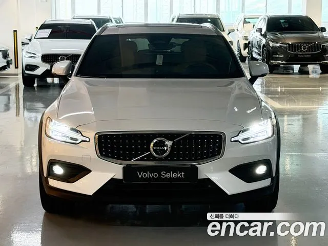 Volvo V60 Cross Country 2nd Gen — Фото автомобиля 3