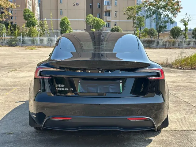 Tesla Model 3 — Фото автомобиля 5