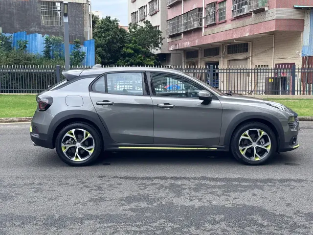 Lynk & Co 02 — Фото автомобиля 13