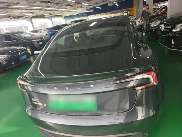 Tesla Model 3 — Фото автомобиля 5
