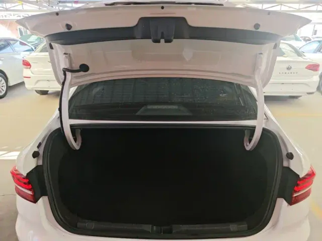 Volkswagen Lavida — Фото автомобиля 18